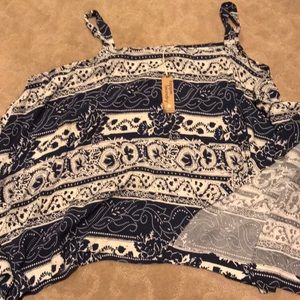 Cold shoulder vented sleeve top